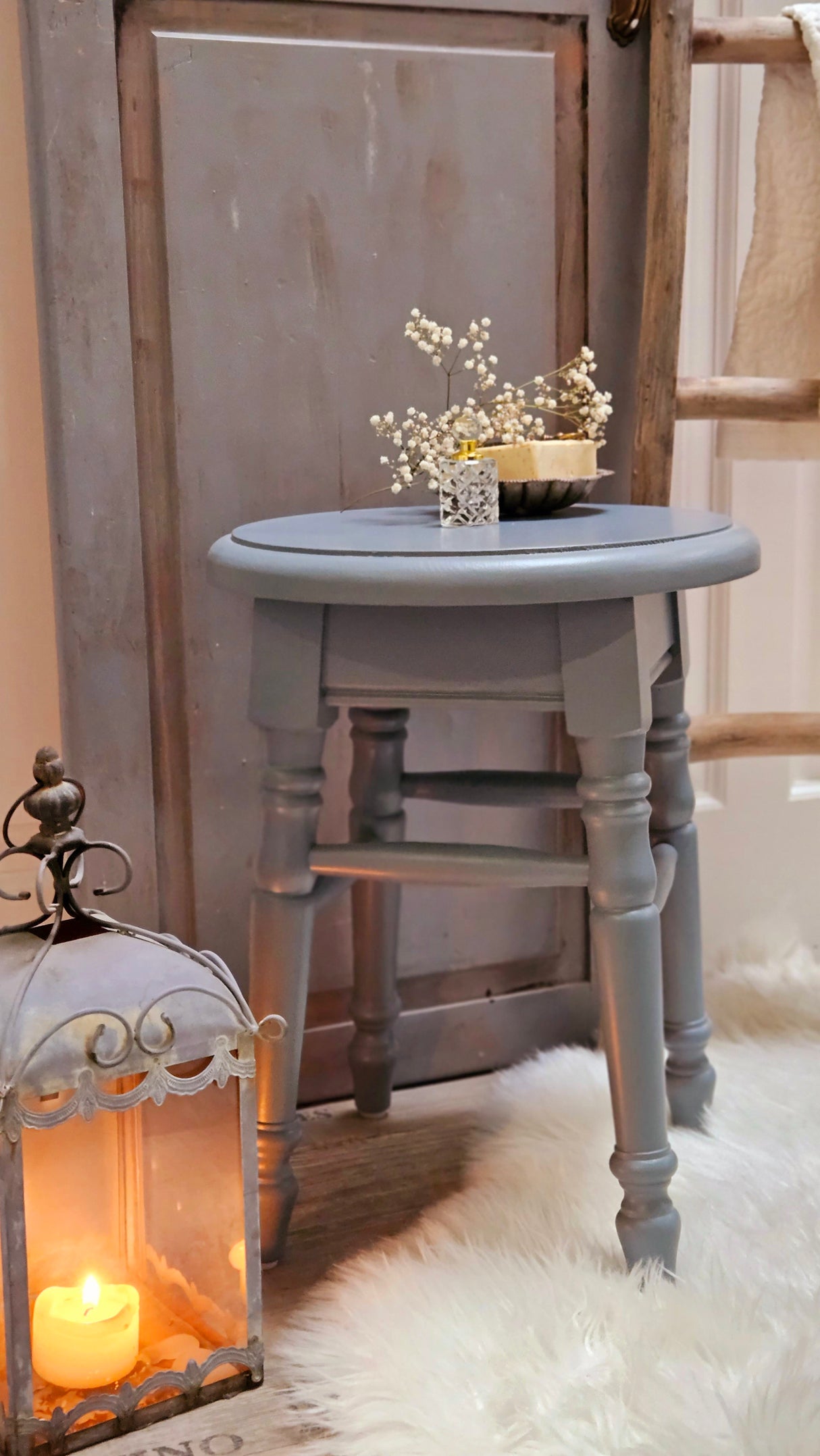 "Lia" - Tabouret de campagne en bois massif bleu-gris