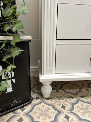 "Clane" - tall cabinet in country house style