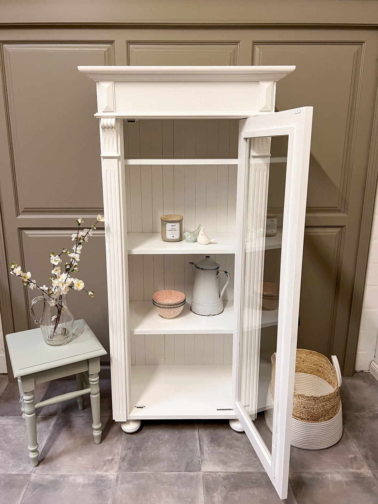 "Faro" - Élégante armoire de campagne avec porte en verre