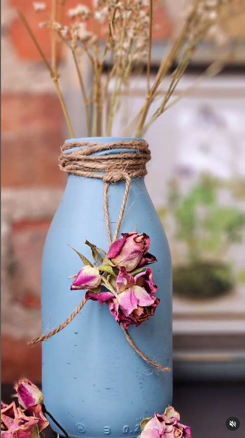 Upcycling Vase aus alter Salatsaucenflasche